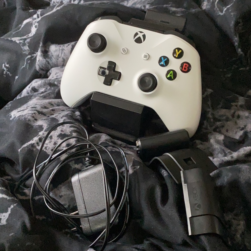 Xbox One Controller with charging station